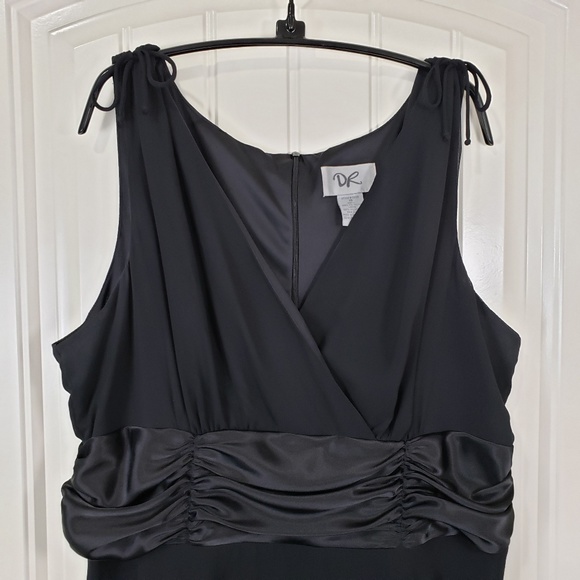 Elegant Black Midi Dress - Picture 2 of 8